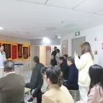 怎么医患座谈会还十指相扣跳起来了&hellip;家属和病友还在一旁当应援打call